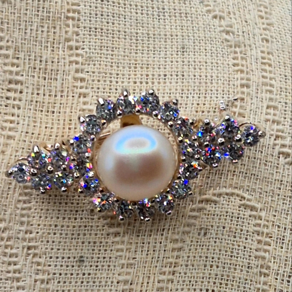 STUNNING Sparkling CRYSTAL surrounding One Freshater PEARL brooch!
